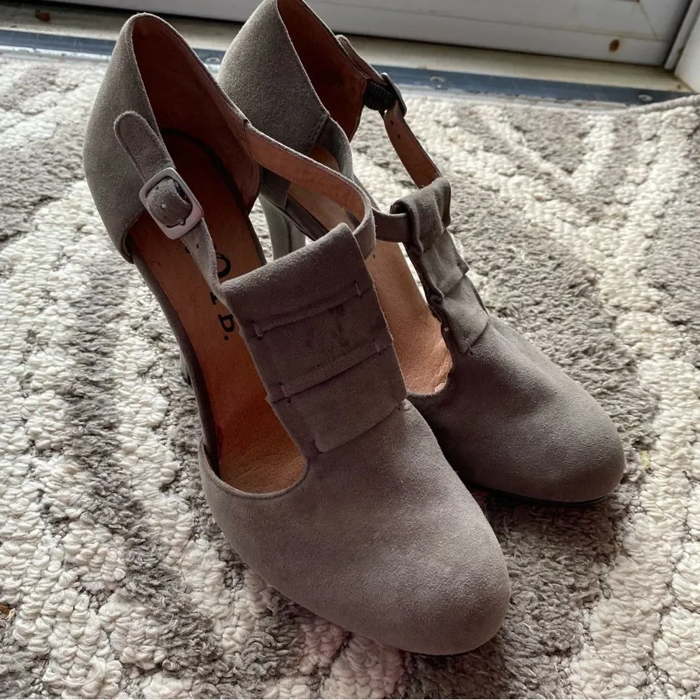 Anthropologie NO 704B Gray suede Emma round toe heels size 38